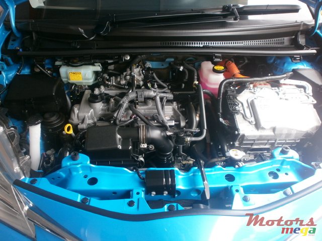 2017' Toyota Vitz HYBRID photo #5