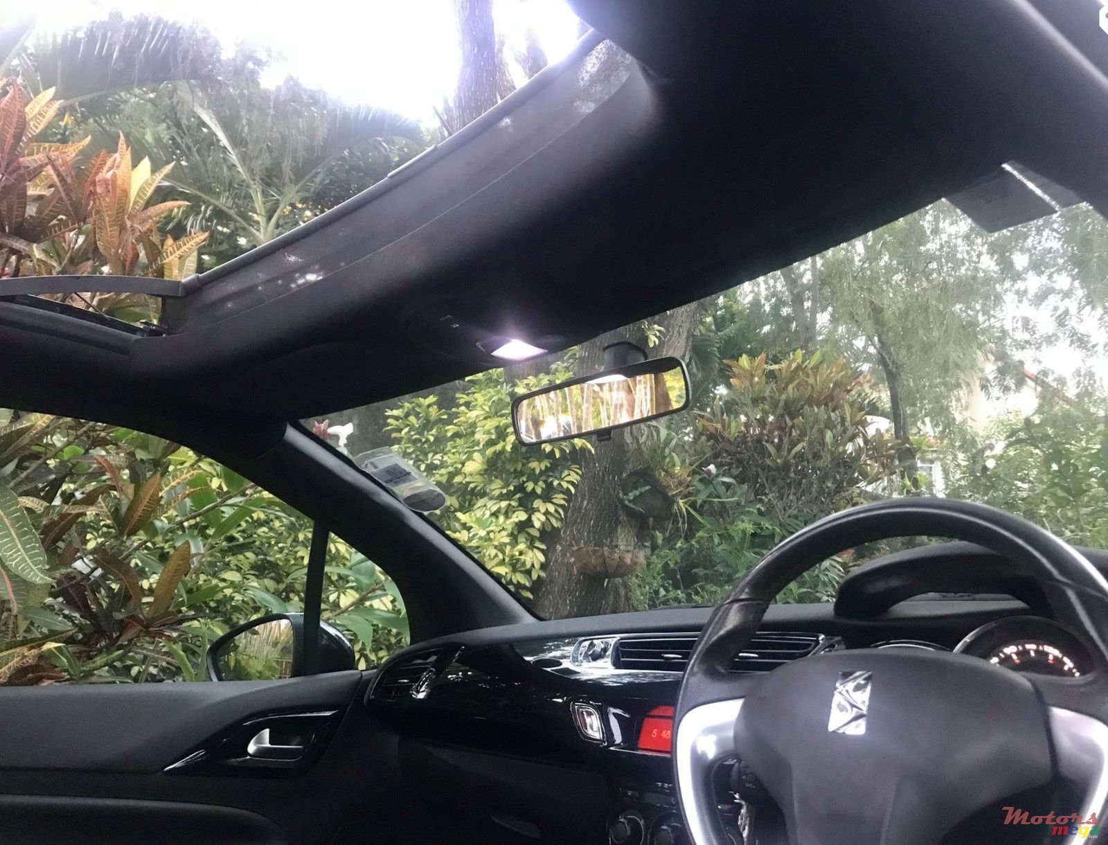 2014' Citroen DS3 cabriolet photo #3