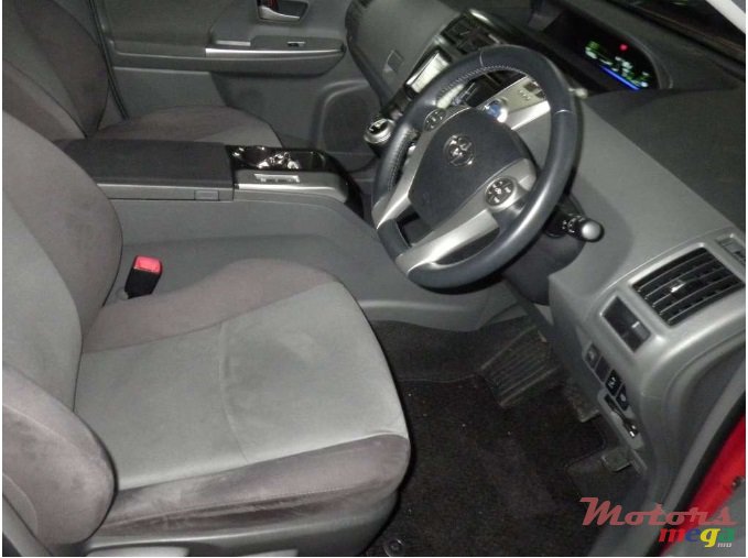 2013' Toyota Prius photo #3