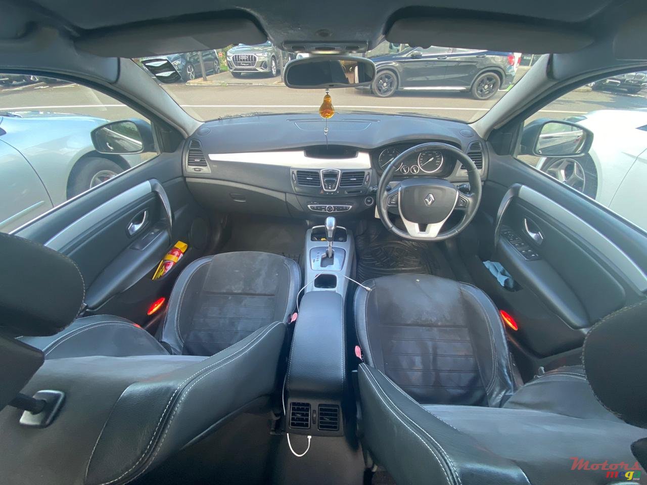 2009' Renault Laguna photo #4