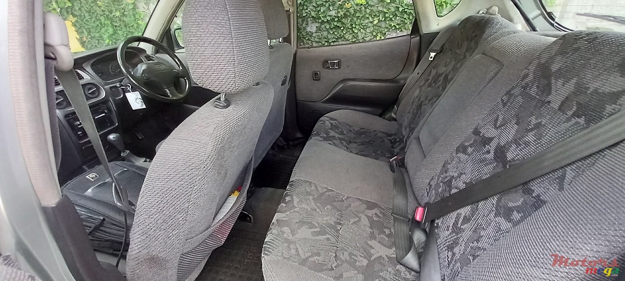 1999' Toyota Duet Hatchback photo #1