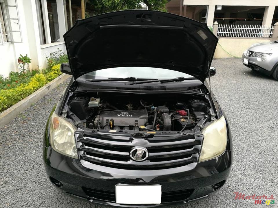 2004' Toyota Scion IST photo #5