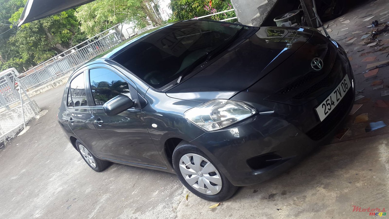 2006' Toyota Belta photo #1