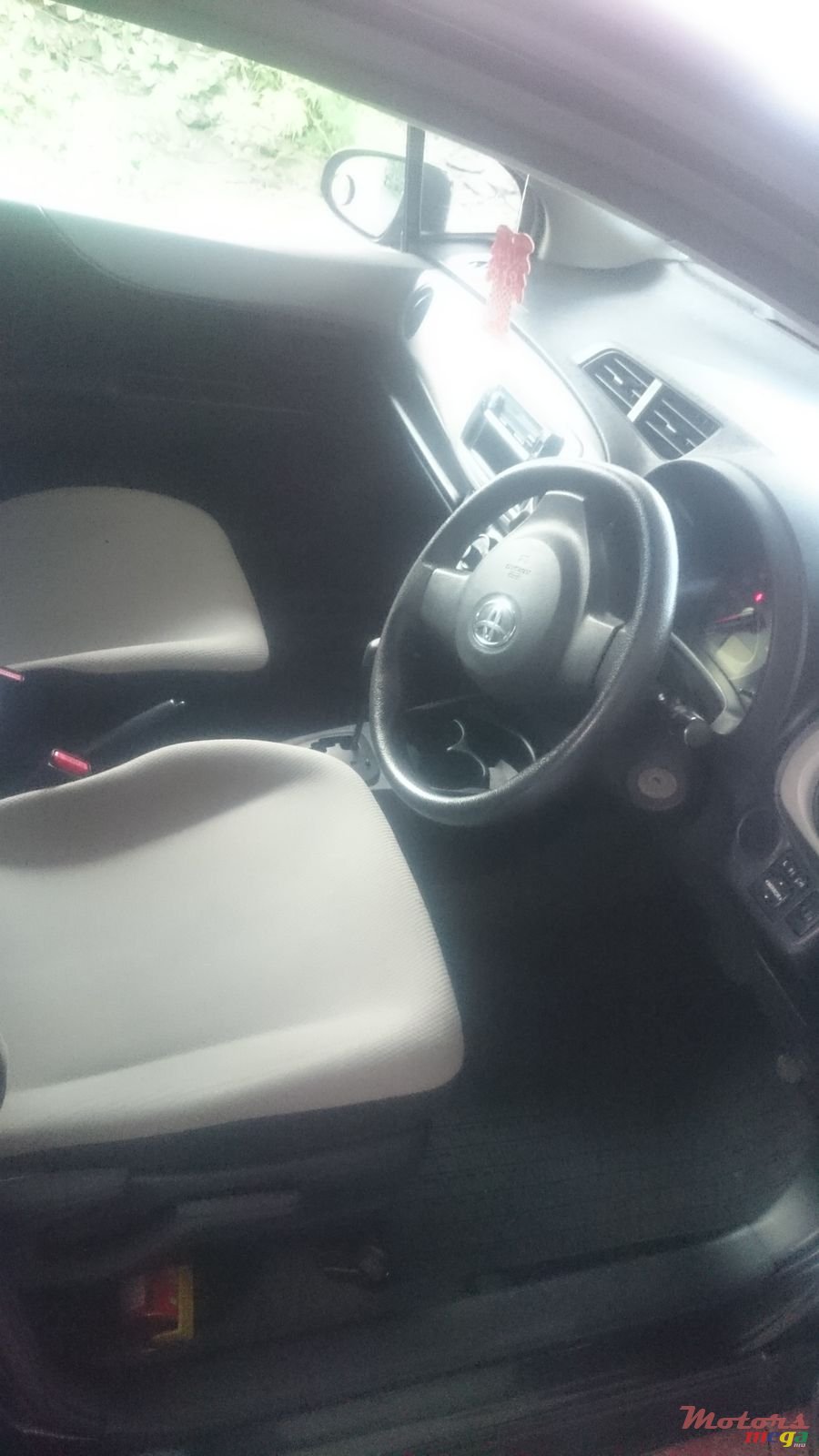 2011' Toyota Vitz photo #3