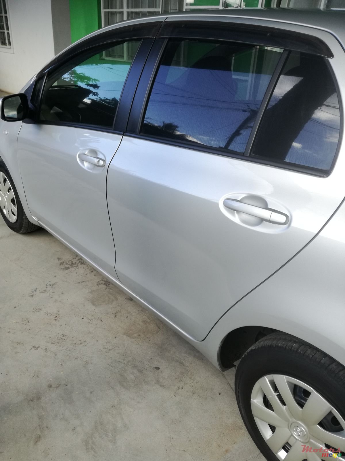 2005' Toyota Vitz photo #3