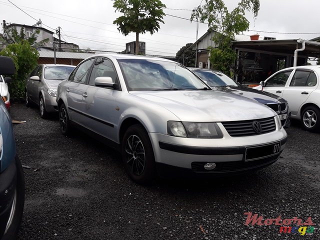 2001' Volkswagen Passat photo #1