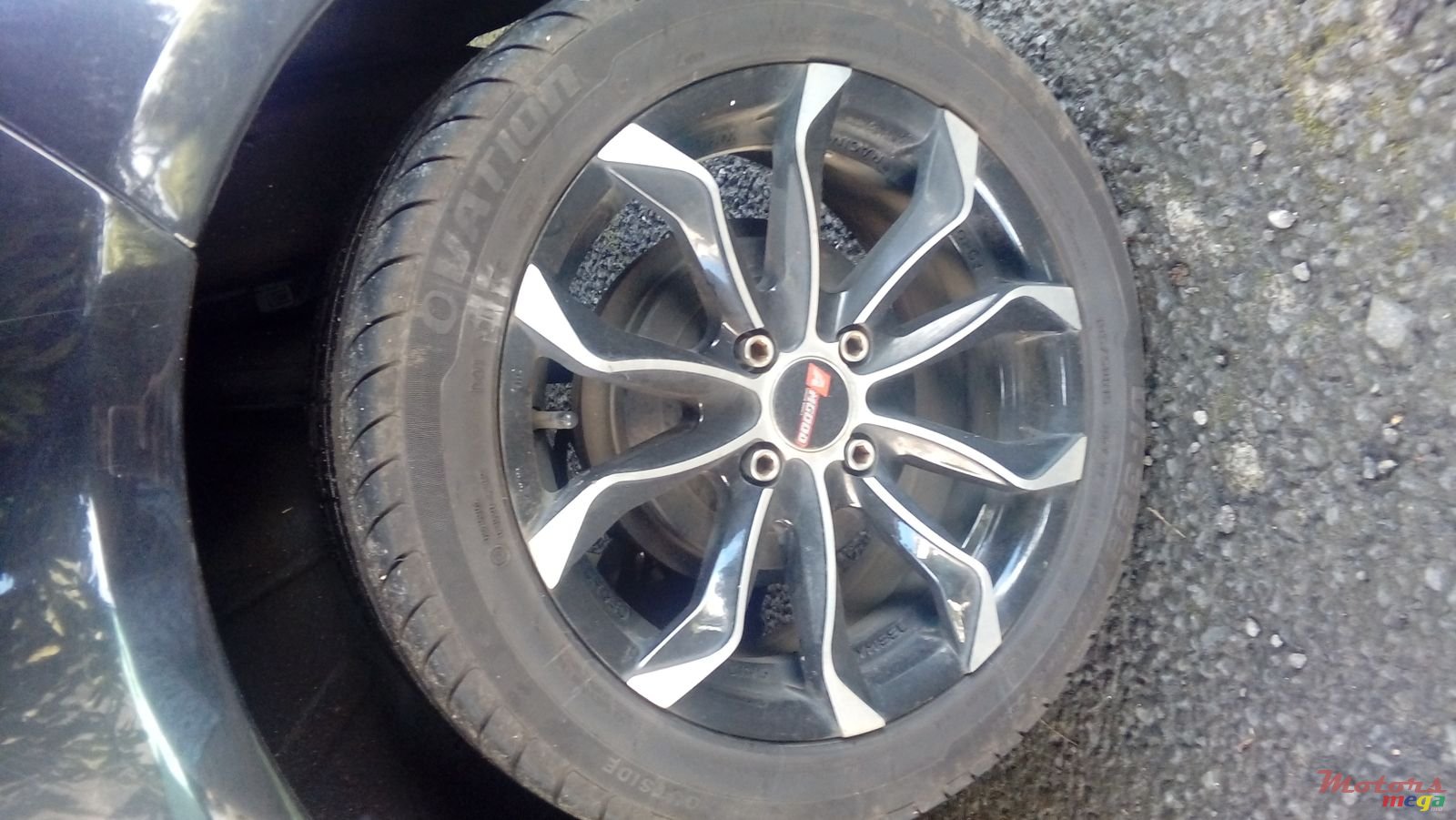 2009' Toyota Yaris Alloy wheels,fog lamps photo #3