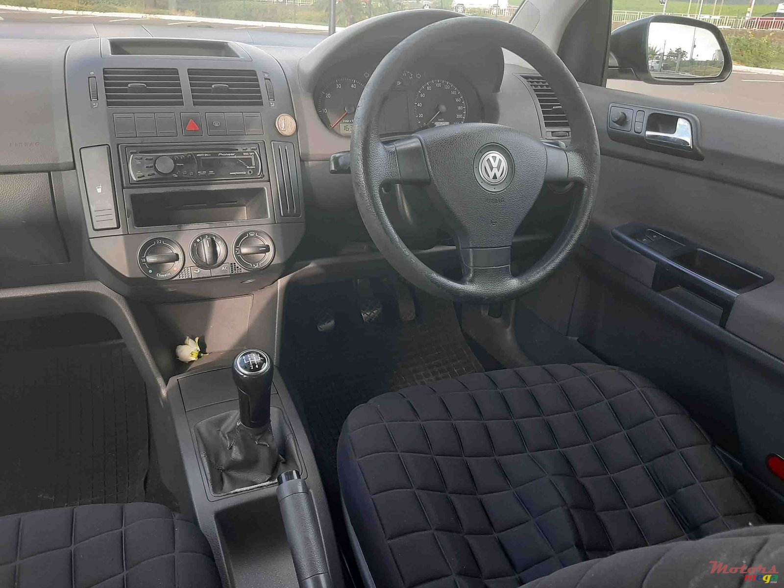 2010' Volkswagen Polo photo #4