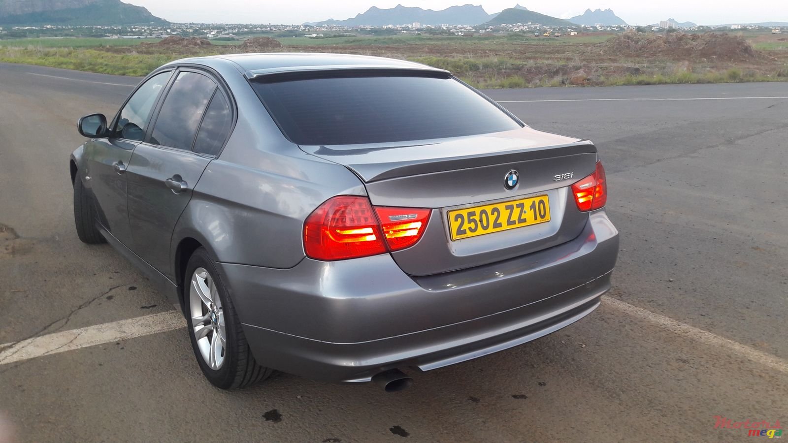 2011' BMW 318 photo #2