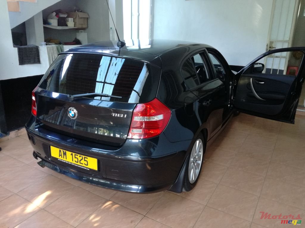 2011' BMW 1 Series photo #1