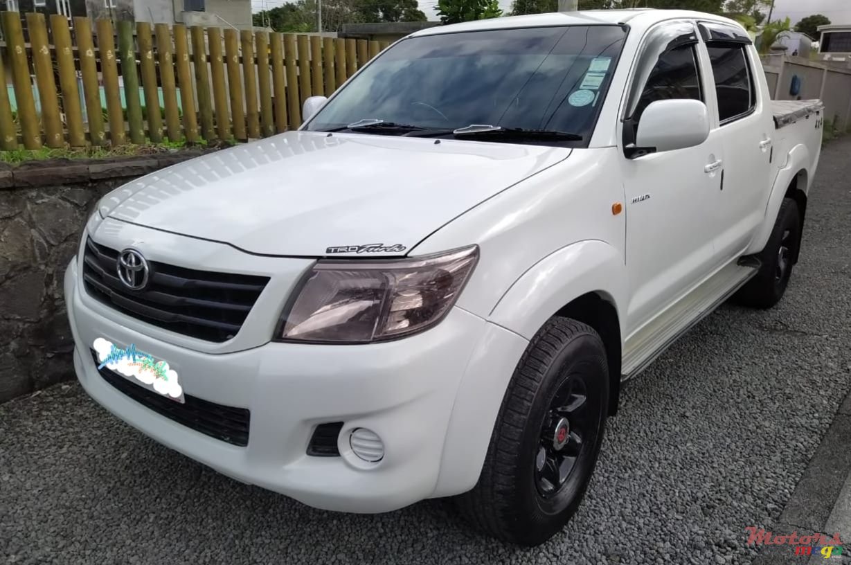 2013' Toyota Hilux 4x4 photo #1