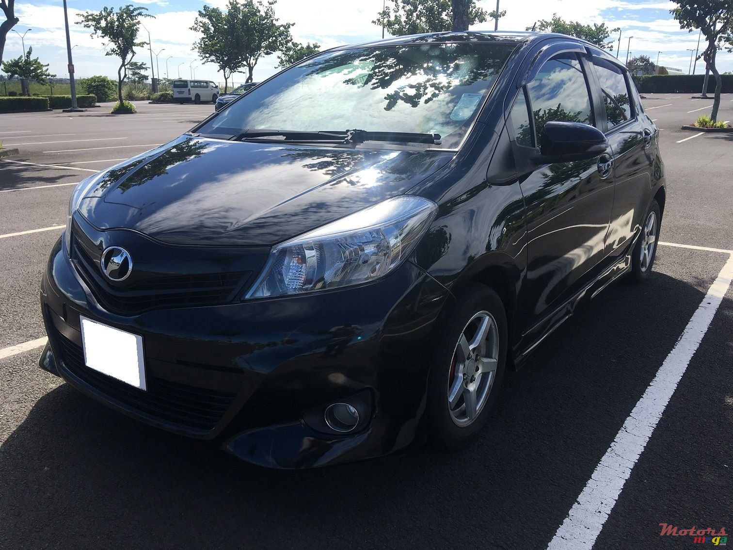 2012' Toyota Vitz photo #2