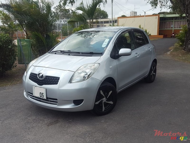 2005' Toyota Vitz photo #1