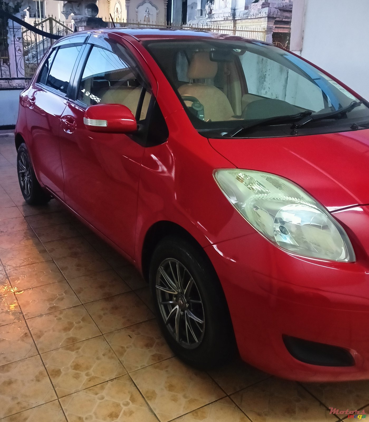 2009' Toyota Vitz photo #3