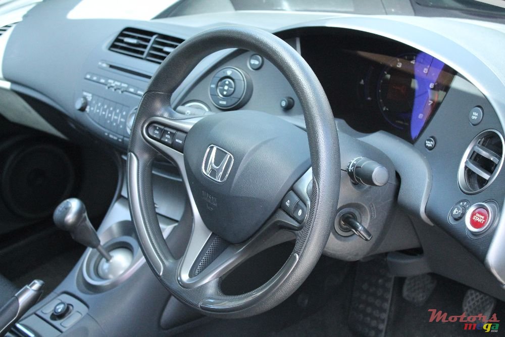 2010' Honda Civic HACTHBACK photo #3