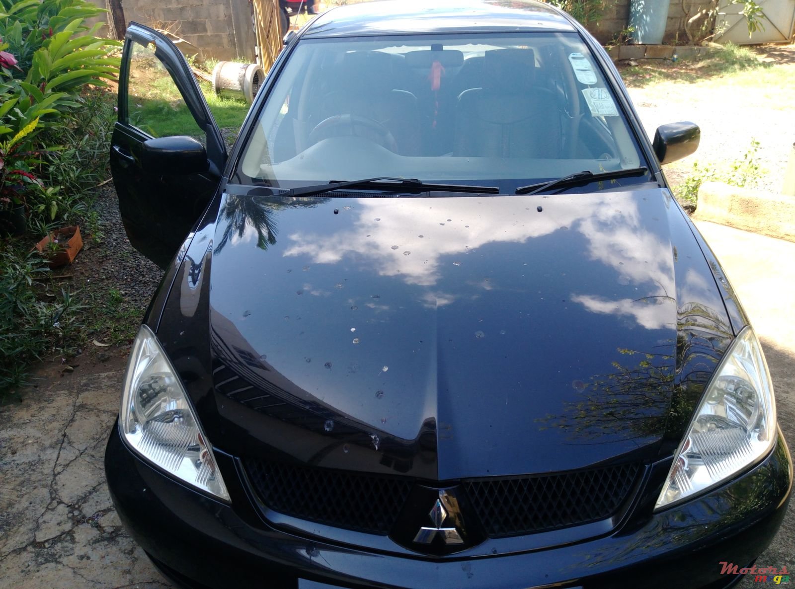 2010' Mitsubishi Lancer Evolution photo #2