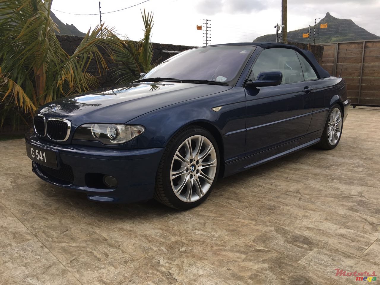 2004' BMW 3 Series Convertible photo #3