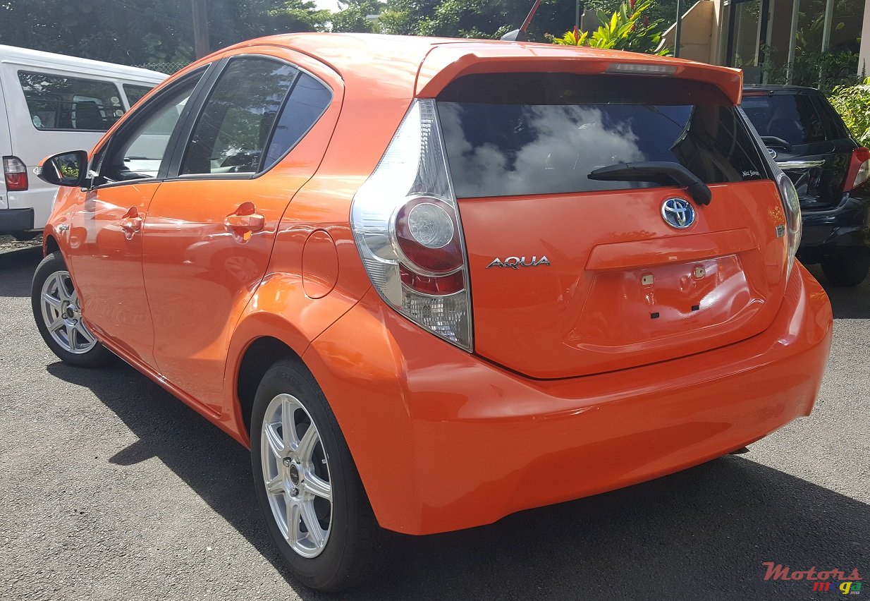 2014' Toyota Prius c photo #2