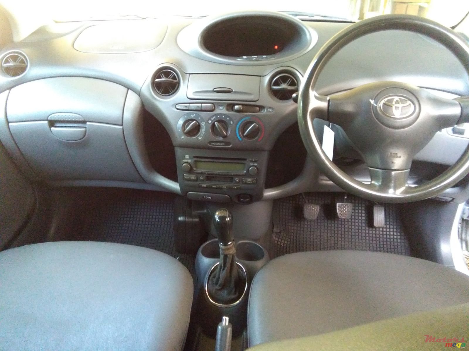 2002' Toyota Vitz photo #5