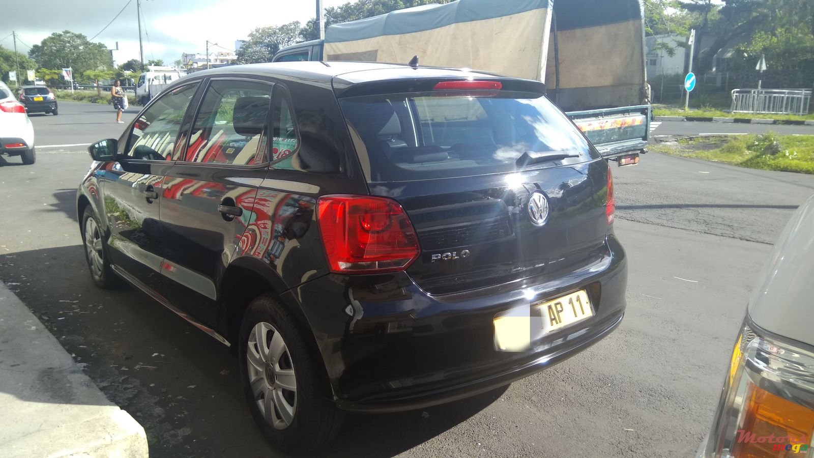 2011' Volkswagen Polo photo #1