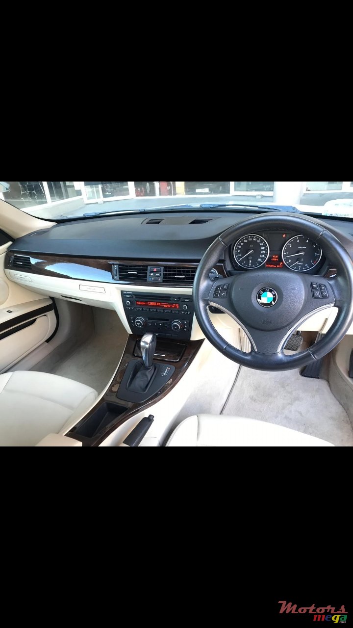 2011' BMW 3 Series Coupe photo #3