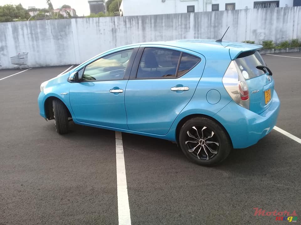2012' Toyota Aqua photo #3