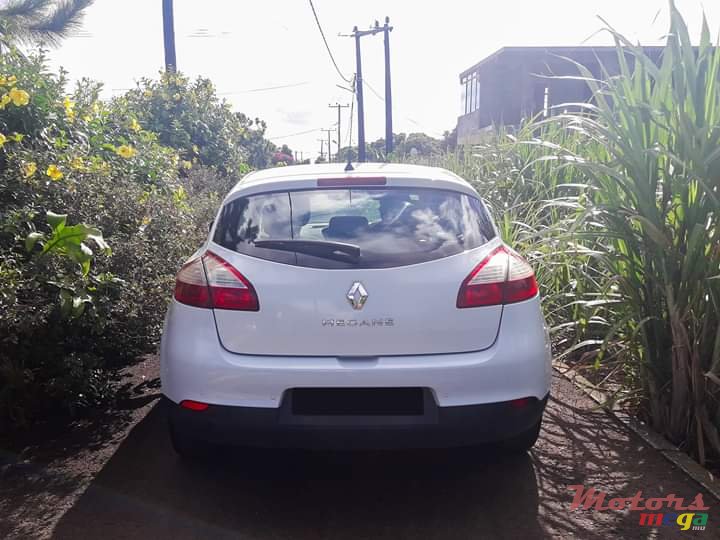 2011' Renault Megane photo #3