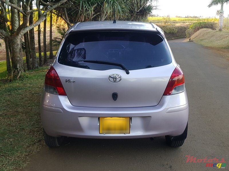 2010' Toyota Vitz photo #2