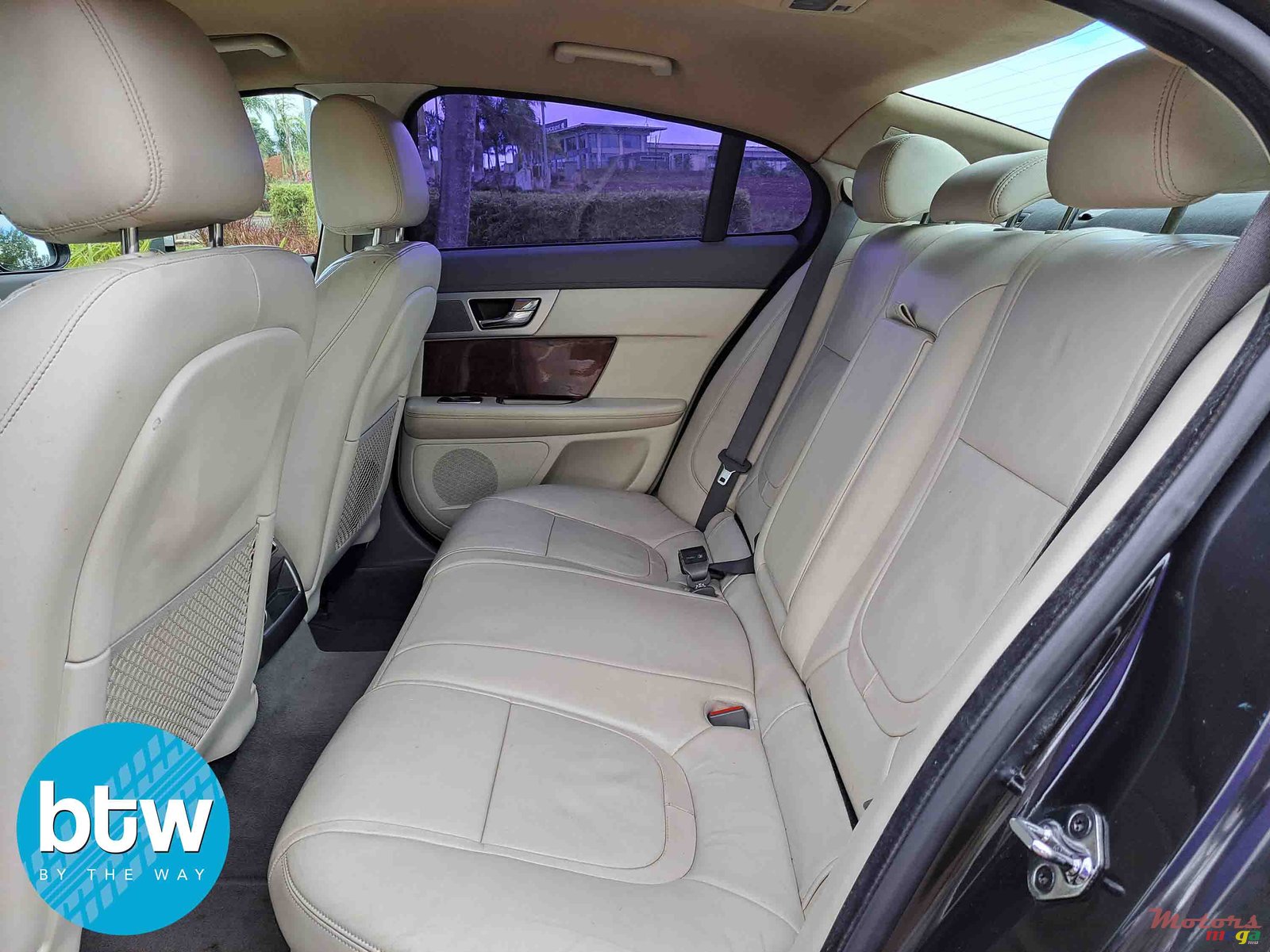 2013' Jaguar XF photo #4