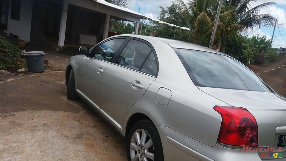 2005' Toyota Avensis photo #1