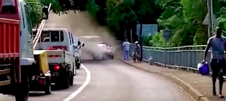 Une voiture prend feu à Surinam