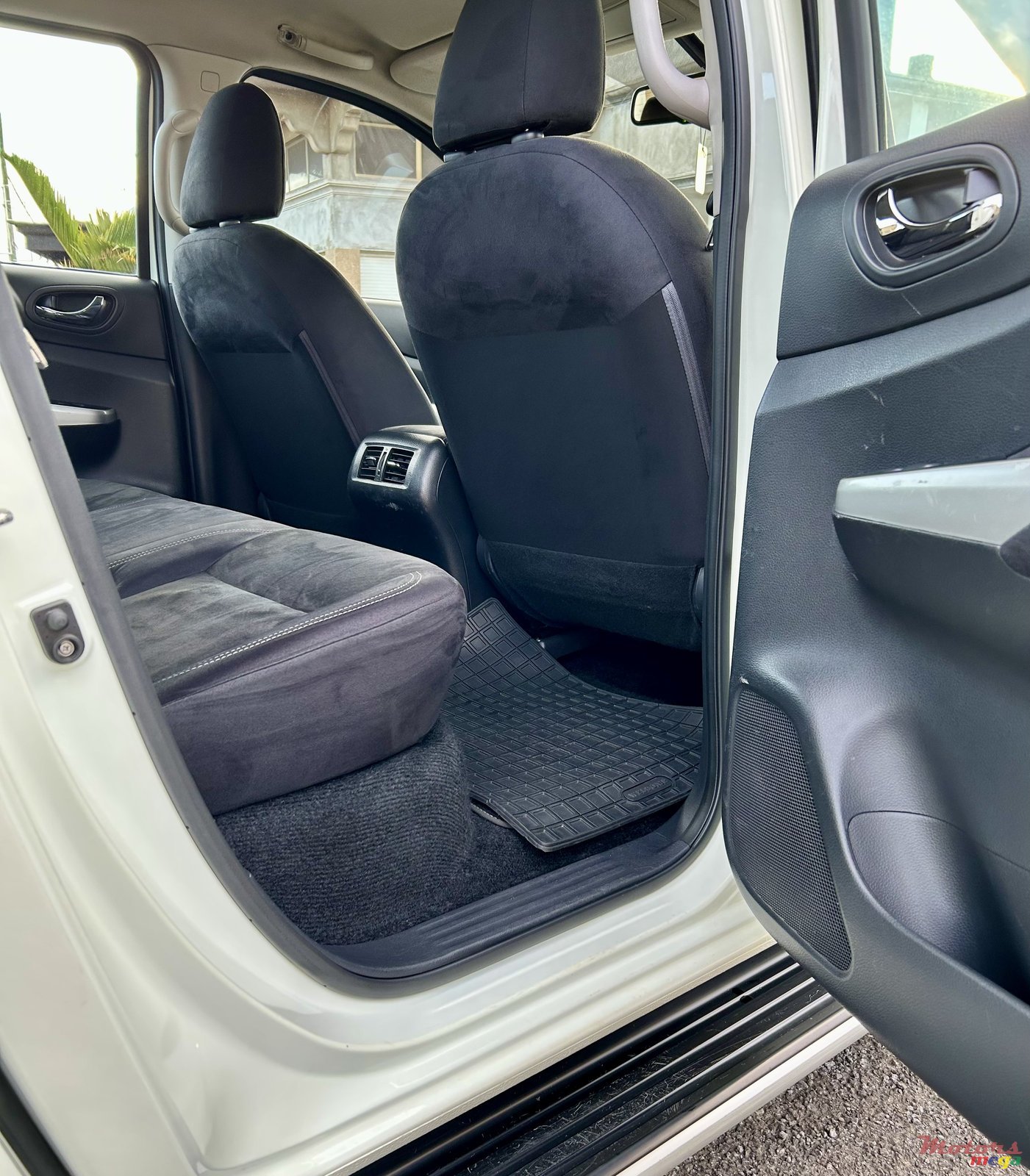 2021' Nissan Navara 2x4 photo #5