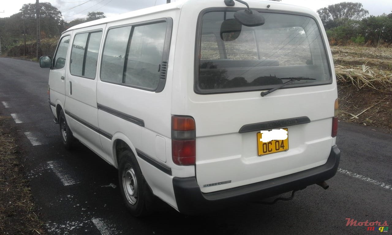 2004' Toyota photo #3