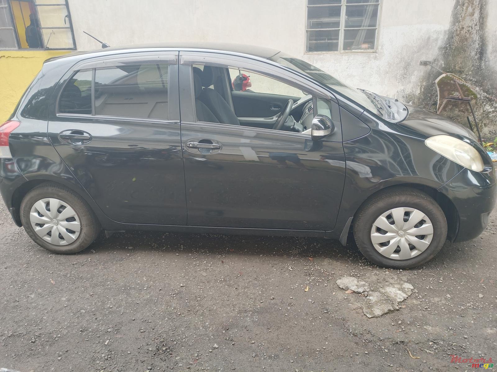 2010' Toyota Vitz photo #4