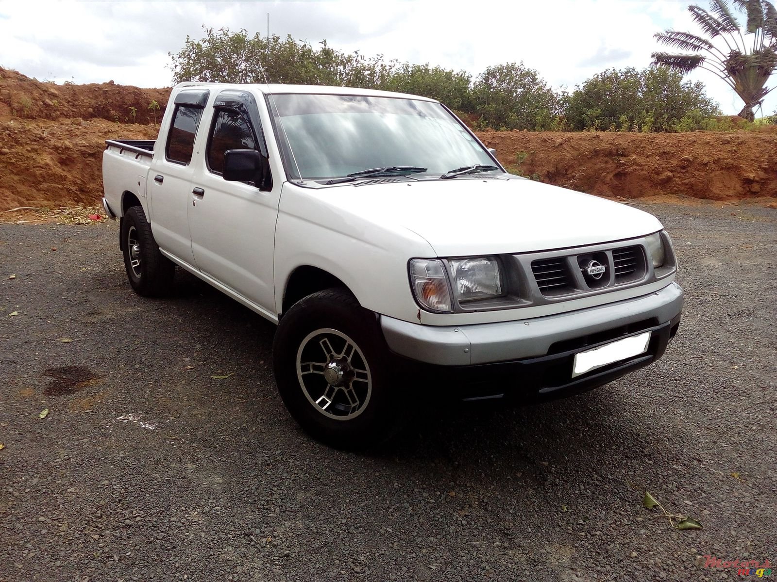 1999' Nissan Navara photo #1