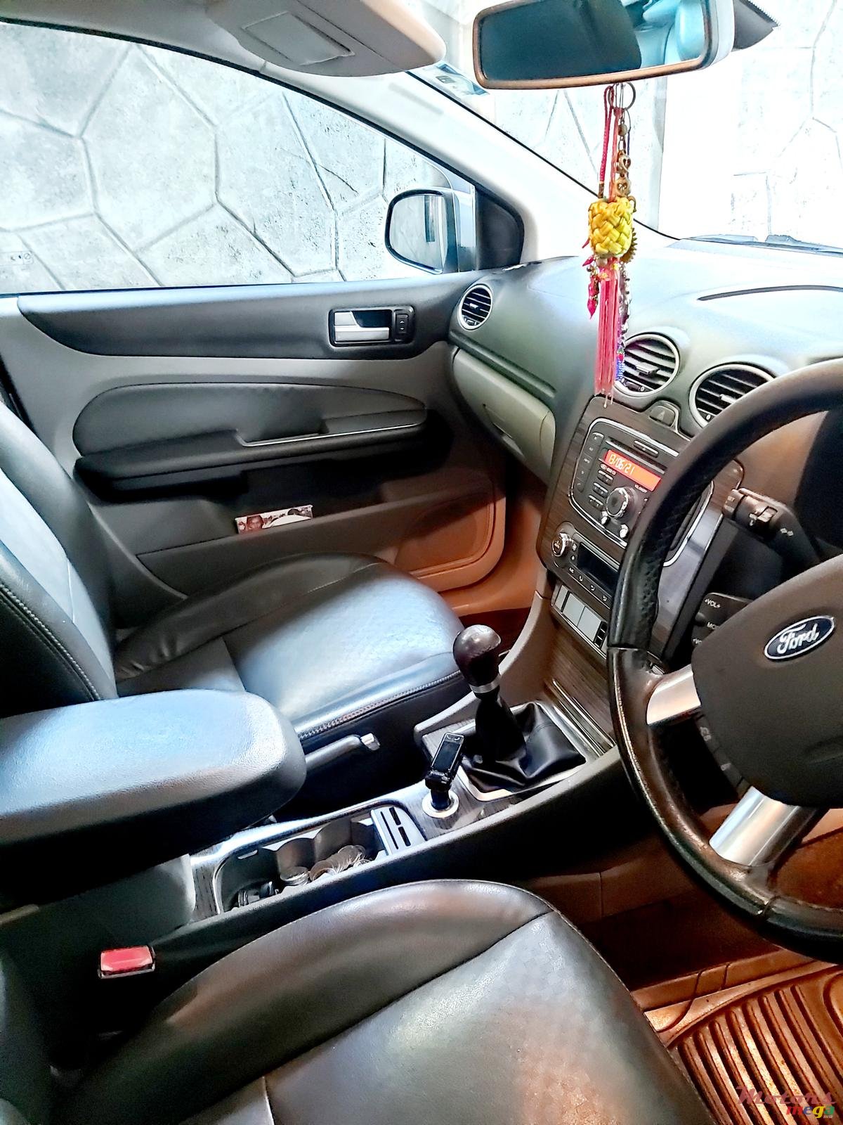 2010' Ford Focus photo #6