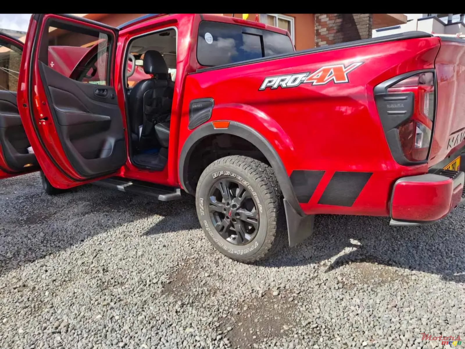 2022' Nissan Navara photo #2