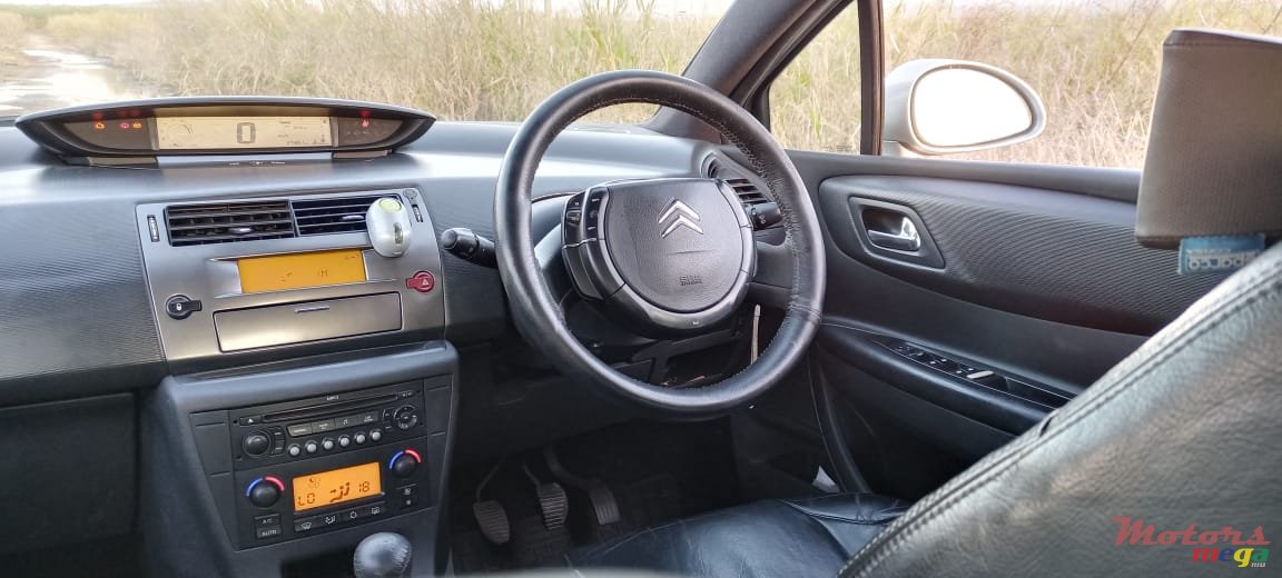 2009' Citroen C4 photo #7
