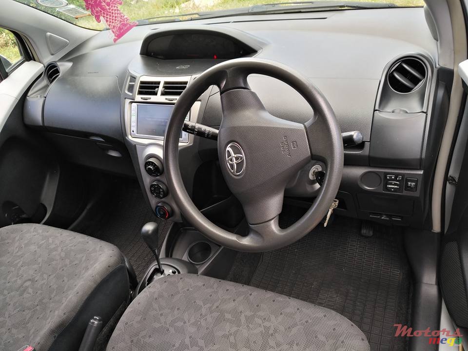 2008' Toyota Vitz photo #5