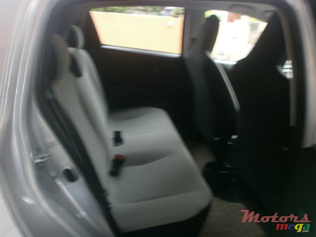 2013' Toyota Yaris Japan photo #5