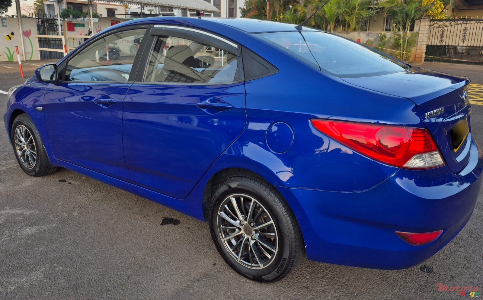 2011' Hyundai Accent Automatic photo #3