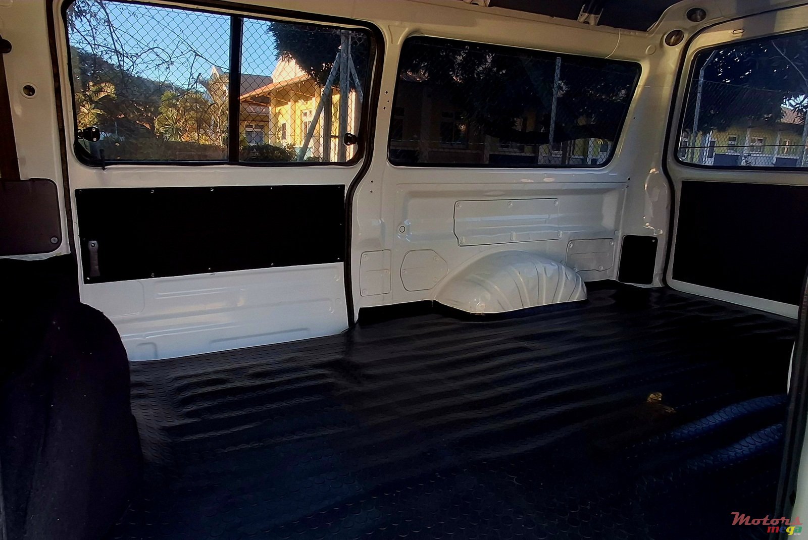 2010' Mitsubishi L300 photo #5