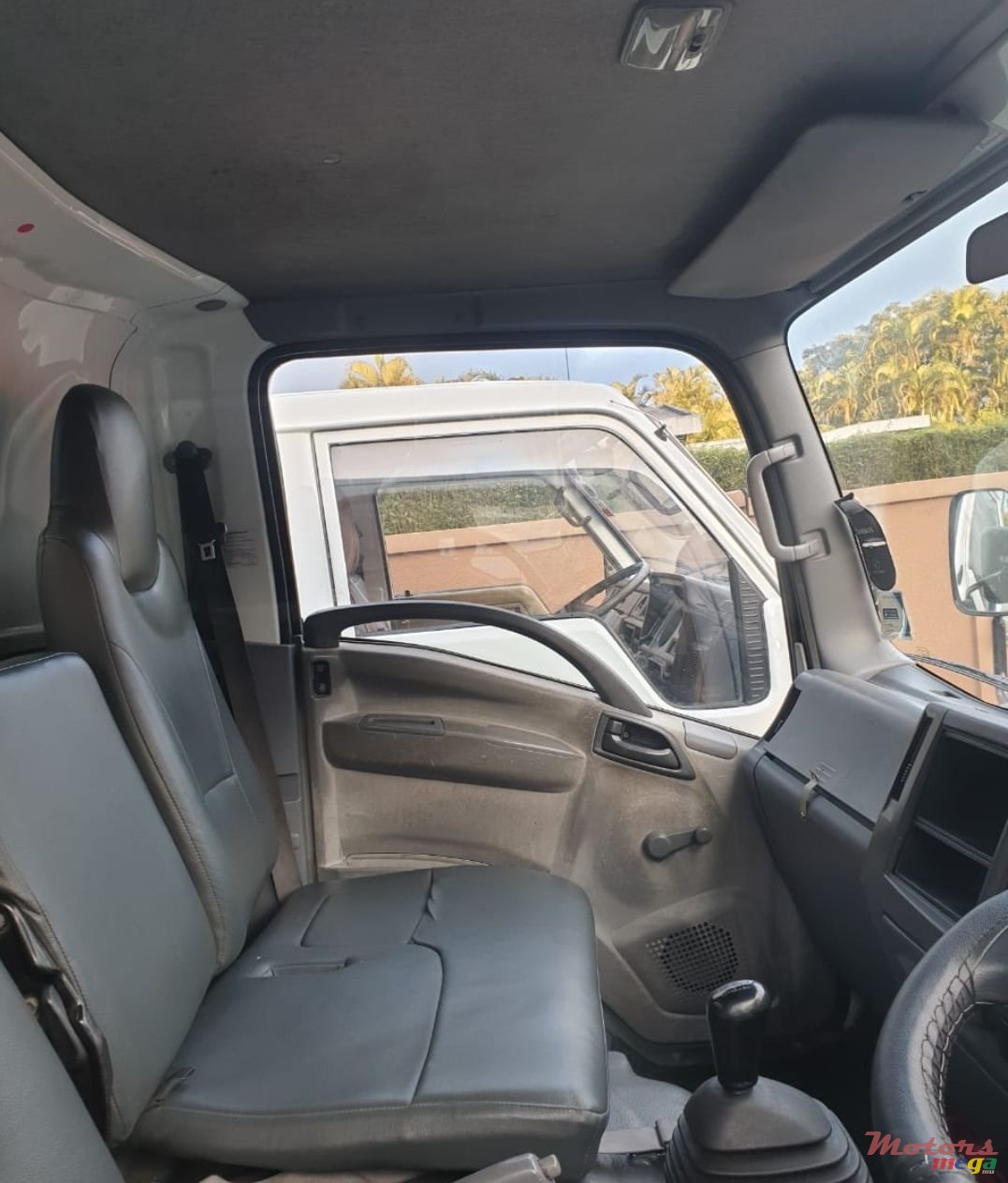 2010' Isuzu Truck photo #3