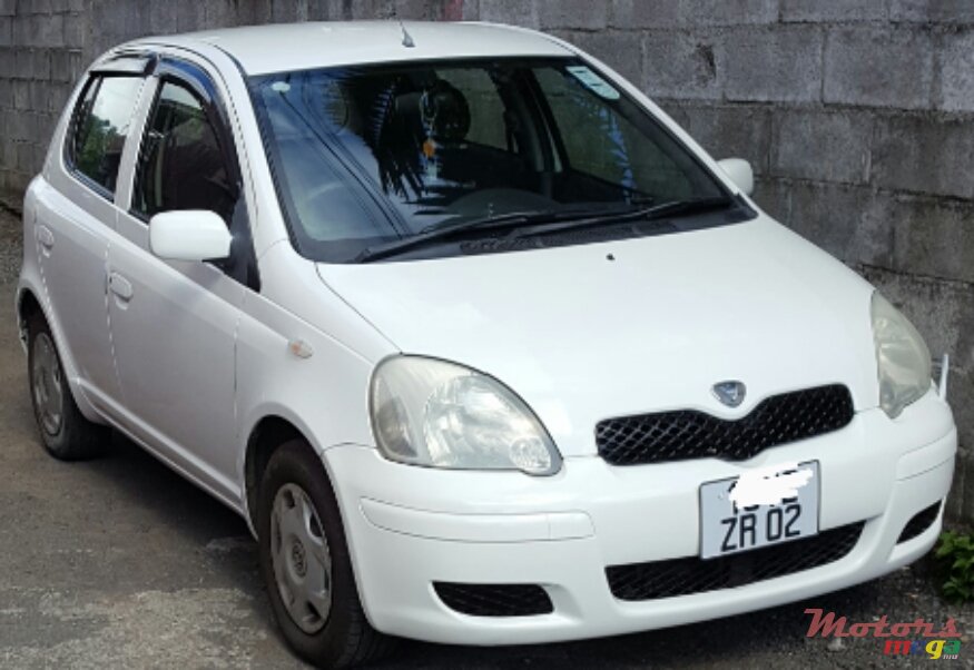 2002' Toyota Vitz photo #2