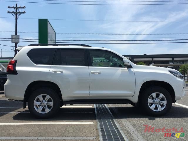 2019' Toyota Land Cruiser Prado photo #5
