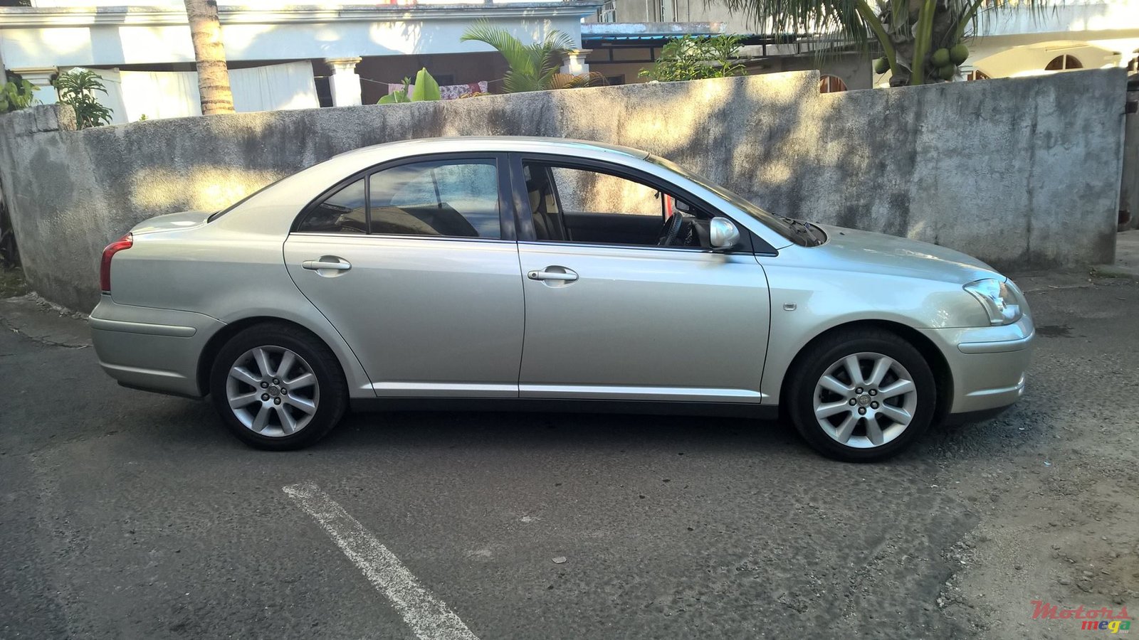 2005' Toyota Avensis photo #2