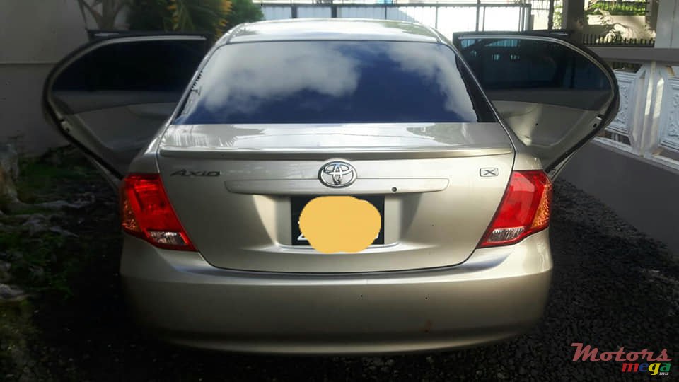 2006' Toyota Axio photo #2