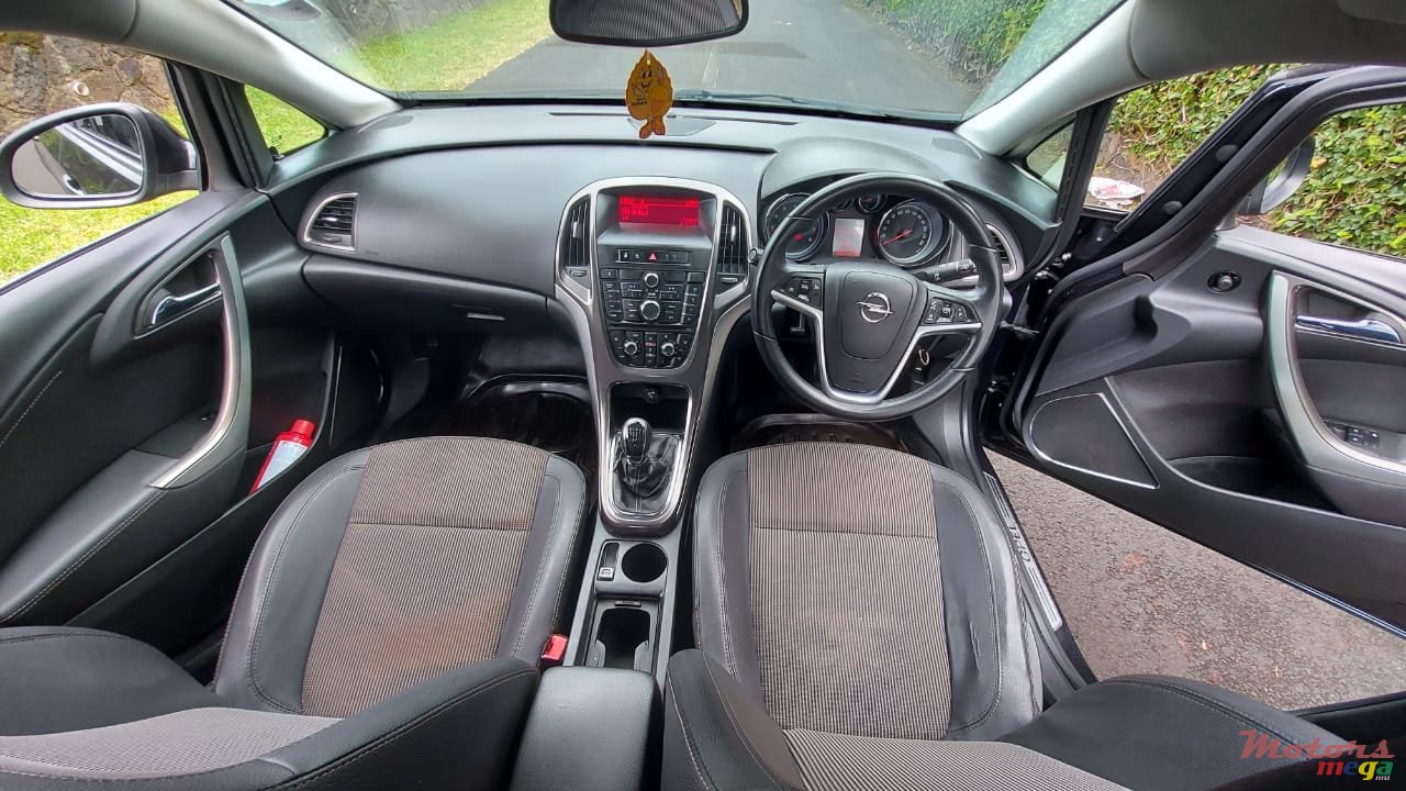 2012' Opel Astra Version Sport photo #6
