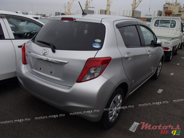 2011' Toyota Yaris photo #2