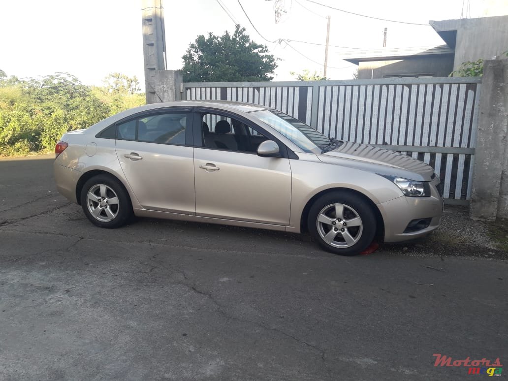 2011' Chevrolet Cruze photo #2